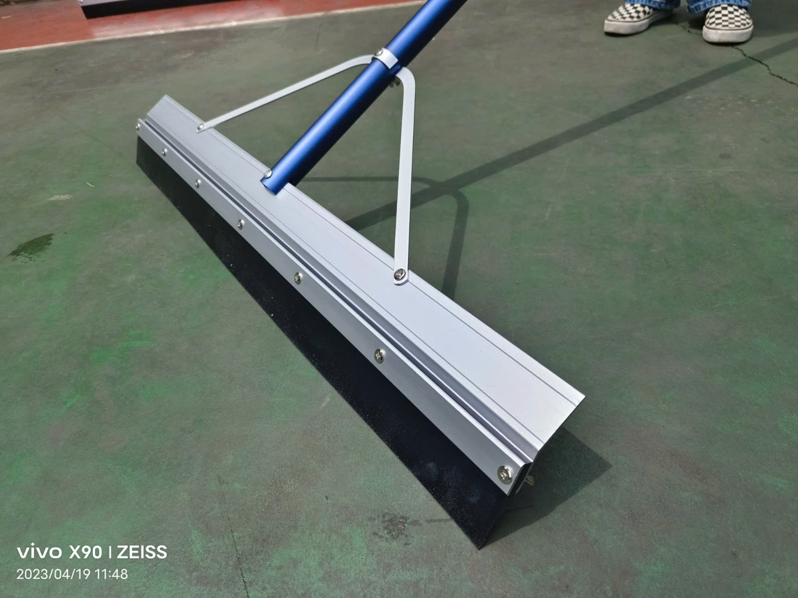 Cây cán sơn sân thể thao chuyên dụng giá rẻ 2026 1 Cây cán sơn sân thể thao chuyên dụng